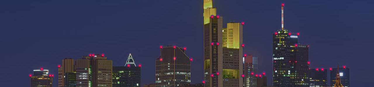 Frankfurter Skyline mit Hindernisfeuer bei Nacht