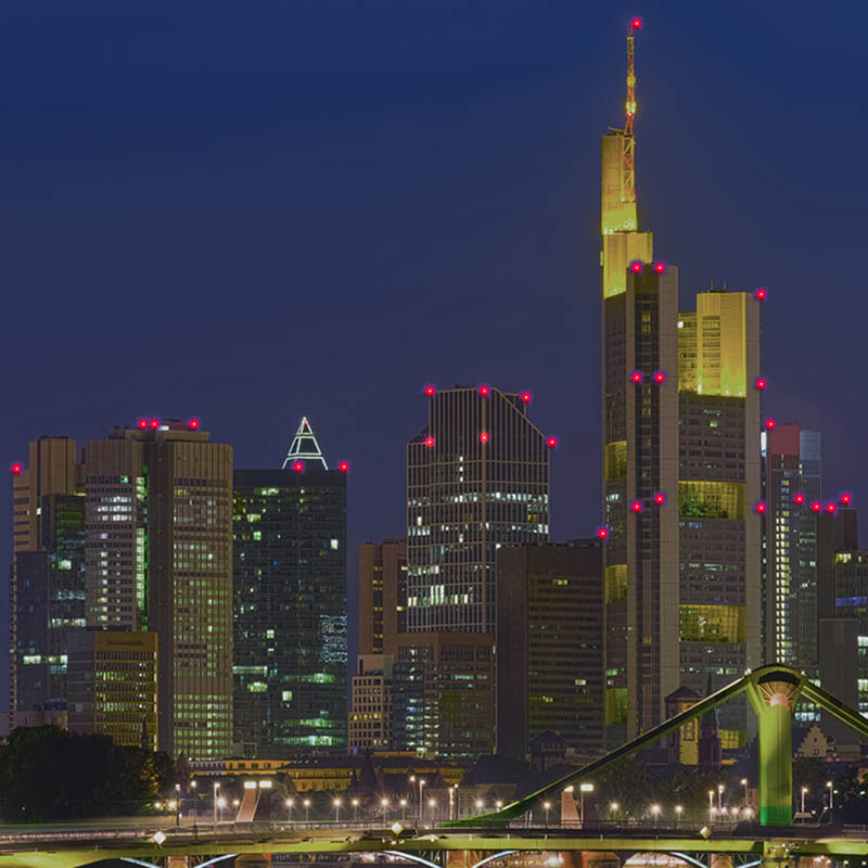 Frankfurter Skyline mit Hindernisfeuer bei Nacht