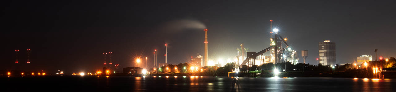 Industrielle Skyline mit nächtlicher Hindernisbeleuchtung