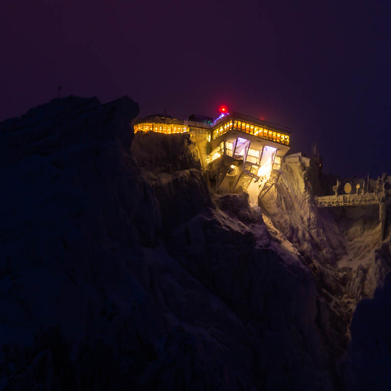 Seilbahn Zugspitze mit Hindernisfeuer bei Nacht