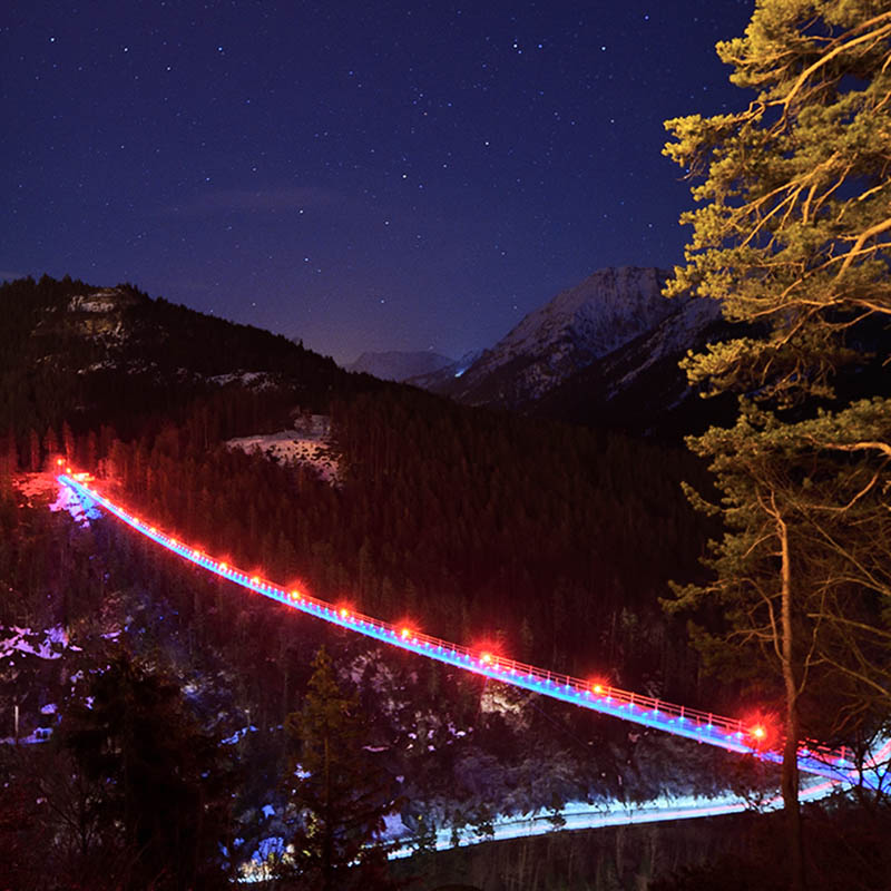 Seilbahn Reutte mit Hindernisbefeuerung bei Nacht
