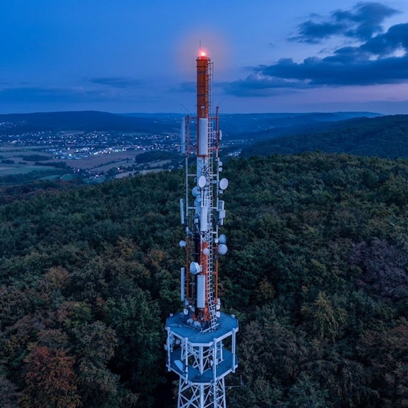 Mobile telekomunication tower with Lanthan obstacle light